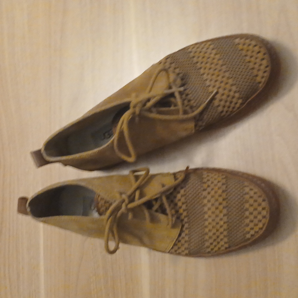 UGG "Deklan" Men's Suede Tan Weave Desert Style Boots in Size 9.5